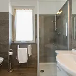 La Lombarda Centro Storico 아파트 *